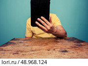 Young man using a tablet. Стоковое фото, агентство Ingram Publishing / Фотобанк Лори