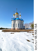 Новый кирпичный храм в честь иконы Божией Матери «Всех скорбящих Радость» в марте. Село Упорово. Тюменская область (2019 год). Стоковое фото, фотограф Александр Тараканов / Фотобанк Лори