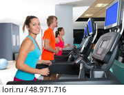 Gym treadmill group running indoor women and blond man. Стоковое фото, агентство Ingram Publishing / Фотобанк Лори