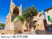Alcudia Porta de Mallorca in Old town at Majorca Balearic islands of Spain. Стоковое фото, агентство Ingram Publishing / Фотобанк Лори
