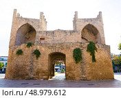 Alcudia Old Town in Majorca Porta des Moll Mallorca Balearic island of Spain. Стоковое фото, агентство Ingram Publishing / Фотобанк Лори