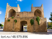Alcudia Old Town in Majorca Porta des Moll Mallorca Balearic island of Spain. Стоковое фото, агентство Ingram Publishing / Фотобанк Лори