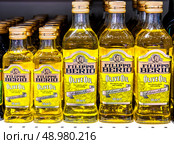 Оливковое масло Filippo Berio в бутылках на полке в супермаркете. Редакционное фото, фотограф FotograFF / Фотобанк Лори