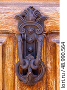 knocker in door closed  la boca  buenos aires argentina. Стоковое фото, агентство Ingram Publishing / Фотобанк Лори