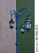 a blue street lamp  and a green white  wall in la boca buenos aires argentina. Стоковое фото, агентство Ingram Publishing / Фотобанк Лори