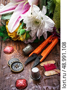 sewing accessories with a bouquet of fresh flowers.the image is tinted in vintage style. Стоковое фото, агентство Ingram Publishing / Фотобанк Лори