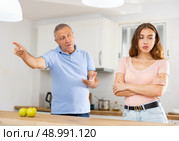 Daughter father scolding and yelling at her in home kitchen. Стоковое фото, фотограф Яков Филимонов / Фотобанк Лори