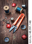 tools seamstresses on wooden background.the image is tinted in vintage style. Стоковое фото, агентство Ingram Publishing / Фотобанк Лори