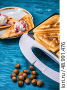 baked toast smeared ice cream in raspberry jam. open baked toast smeared ice cream in raspberry jam on the background of westernize. Стоковое фото, агентство Ingram Publishing / Фотобанк Лори