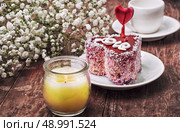 cake in the shape of heart with the inscription love and bunch of berries of viburnum. Стоковое фото, агентство Ingram Publishing / Фотобанк Лори