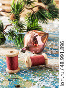 various outdated Christmas toys in a cardboard box. Стоковое фото, агентство Ingram Publishing / Фотобанк Лори