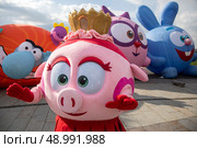 Большие надувные фигуры персонажей мультфильма Смешарики установлены на набережной парка Музеон в центре города Москвы, Россия. Редакционное фото, фотограф Николай Винокуров / Фотобанк Лори