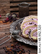 chopped baked dessert. Стоковое фото, агентство Ingram Publishing / Фотобанк Лори