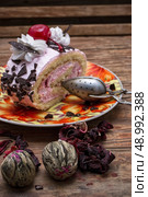 chopped baked dessert on the background of the tea infuser. baked dessert . Стоковое фото, агентство Ingram Publishing / Фотобанк Лори