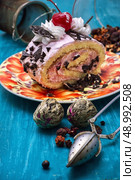 chopped baked dessert on the background. Стоковое фото, агентство Ingram Publishing / Фотобанк Лори