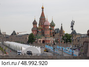 Москва. Покровский собор (храм Василия Блаженного) на Красной площади. Подготовка к легкоатлетическому забегу. Редакционное фото, фотограф Литвяк Игорь / Фотобанк Лори