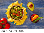 Guacamole with avocado tomatoes and nachos mexican food. Стоковое фото, агентство Ingram Publishing / Фотобанк Лори