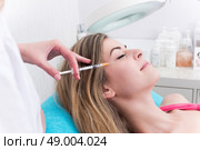 Woman getting anticellulite and anti fat therapy in beauty salon. Стоковое фото, агентство Ingram Publishing / Фотобанк Лори