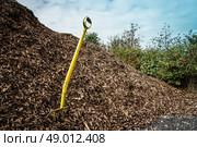 Yellow shovel in a big pile of mulch. Стоковое фото, агентство Ingram Publishing / Фотобанк Лори