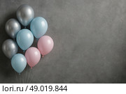 Праздничные воздушные шары: серебряные, голубые и розовые на сером фоне с местом для текста. Стоковое AI-изображение, AI-художник Оксана Хорватич / Фотобанк Лори