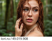 Рыжеволосая красавица в лесной чаще: портрет с капельками росы на коже. Стоковое AI-изображение, AI-художник Оксана Хорватич / Фотобанк Лори