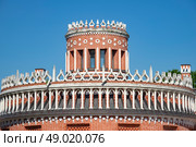 Фрагмент старинного здания Третьего Кавалерского корпуса. Территория музея-заповедника Царицыно, Москва. Редакционное фото, фотограф Анна Карасева / Фотобанк Лори