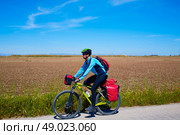 MTB Biker Bicycle touring with pannier racks and saddlebag. Стоковое фото, агентство Ingram Publishing / Фотобанк Лори