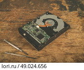 A harddrive and a screwdriver on a wooden desk. Стоковое фото, агентство Ingram Publishing / Фотобанк Лори