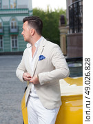 Stylish young man posing near sport car. Стоковое фото, агентство Ingram Publishing / Фотобанк Лори
