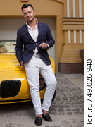 Stylish man posing with convertible sportcar. Стоковое фото, агентство Ingram Publishing / Фотобанк Лори