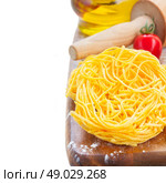Tonarelli  raw pasta with  tomato isolated on white background. Tonarelli raw pasta. Стоковое фото, агентство Ingram Publishing / Фотобанк Лори
