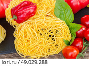Tonarelli  raw pasta with  tomatos, pepper and fresh basilic. Стоковое фото, агентство Ingram Publishing / Фотобанк Лори