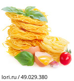 c raw pasta with egg and tomato isolated on white background. Tonarelli and  tagliatelle raw pasta. Стоковое фото, агентство Ingram Publishing / Фотобанк Лори