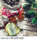 Bunch of cinnamon sticks and star anise on sackcloth . Стоковое фото, агентство Ingram Publishing / Фотобанк Лори