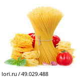 Spaghetti, tonarelli and  tagliatelle  pasta with raw tomatoes isolated over white background. Стоковое фото, агентство Ingram Publishing / Фотобанк Лори
