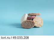 Несколько котлет полуфабрикатов  из разного мясного фарша крупным планом на светлом фоне место для текста. Стоковое фото, фотограф Лозовая Людмила / Фотобанк Лори