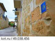 The Way of Saint James shell sign in Navarra stonewall Spain. Стоковое фото, агентство Ingram Publishing / Фотобанк Лори