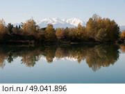 Caniou and autumnal colour reflected in a still lake. Стоковое фото, агентство Ingram Publishing / Фотобанк Лори