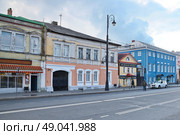 Город Рыбинск, Ярославская область, Россия. Крестовая улица летним днем (2024 год). Редакционное фото, фотограф Елена Коромыслова / Фотобанк Лори