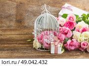 pink and white flowers. bunch of pink and white fresh roses and eustoma flowers  with gift box on wooden background. Стоковое фото, агентство Ingram Publishing / Фотобанк Лори