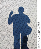 Тень человека показывающего лайк. The shadow of a person showing a like. Стоковое фото, фотограф Денис Баданин / Фотобанк Лори