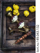 Still life with retro hookah and quince. Stylish hookah disassembled in wooden box with fragrant autumn fruit quince. Стоковое фото, агентство Ingram Publishing / Фотобанк Лори