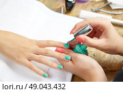 Nails painting with brush in Nail Salon woman hands. Стоковое фото, агентство Ingram Publishing / Фотобанк Лори