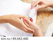 emery polish sandpaper woman nails in Nail Salon. Стоковое фото, агентство Ingram Publishing / Фотобанк Лори