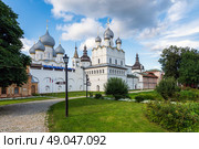 Ростовский Кремль. Воскресенская церковь, внутренний двор и пруд. Ростов Великий. Золотое кольцо России (2024 год). Редакционное фото, фотограф Свитич Олег / Фотобанк Лори