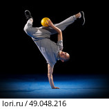 Breakdancer training on dark background. Стоковое фото, агентство Ingram Publishing / Фотобанк Лори