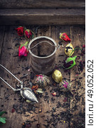 by spilling tea spoons. dry tea infuser scattered on wooden table. Стоковое фото, агентство Ingram Publishing / Фотобанк Лори