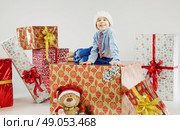 Portrait of a small boy on the large gift. Стоковое фото, агентство Ingram Publishing / Фотобанк Лори