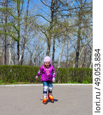 Little girl skating on roller skates at park. Стоковое фото, агентство Ingram Publishing / Фотобанк Лори