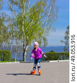 Little girl skating on roller skates at park. Стоковое фото, агентство Ingram Publishing / Фотобанк Лори